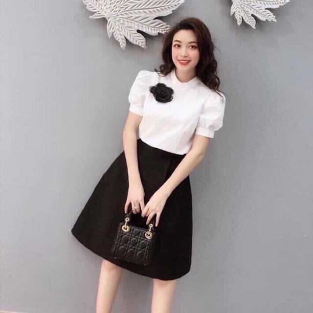 Sơ mi cộc tay bồng hoa cài
