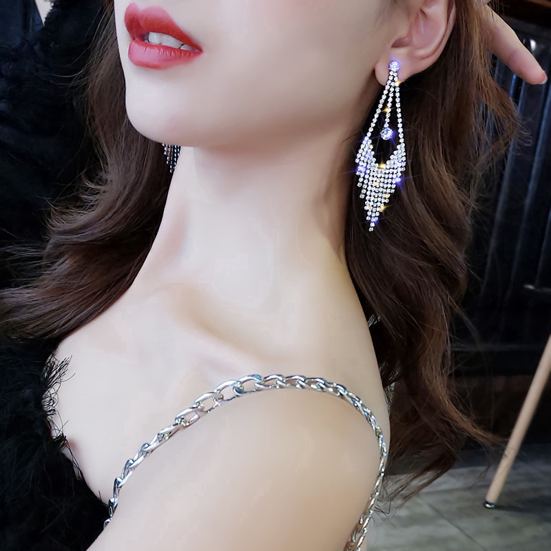 Khuyên tai tua rua đính đá pha lê đơn giản