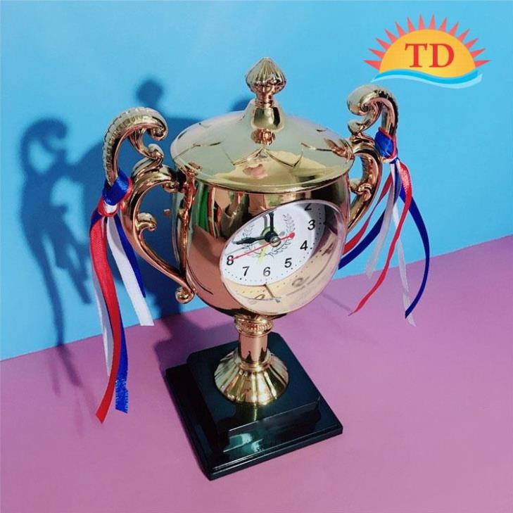 Đồng hồ để bàn có báo thức hình Cúp Vàng