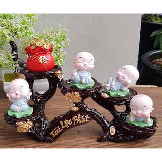 Tượng chú tiểu lá sen kèm túi đỏ chữ PHÁT và chân đế ánh vàng Tài Lộc Phát