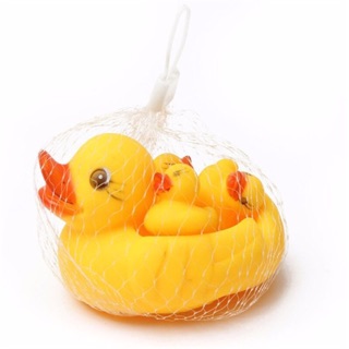 Vịt thả chậu tắm cho bé