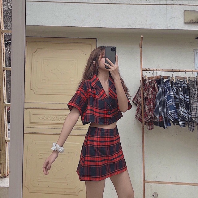 Set vest kẻ đỏ hot trend .