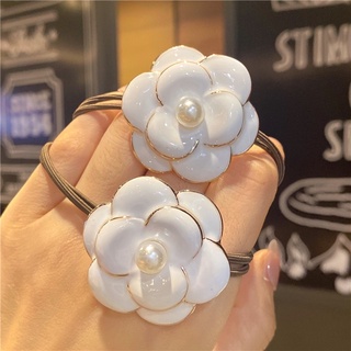 Cột hoa trắng dây nâu đen