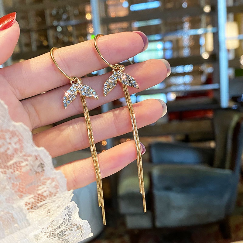 Bông Tai Mạ Bạc 925 Hình Đuôi Cá Dáng Dài Đính Đá Phối Tua Rua Thời Trang