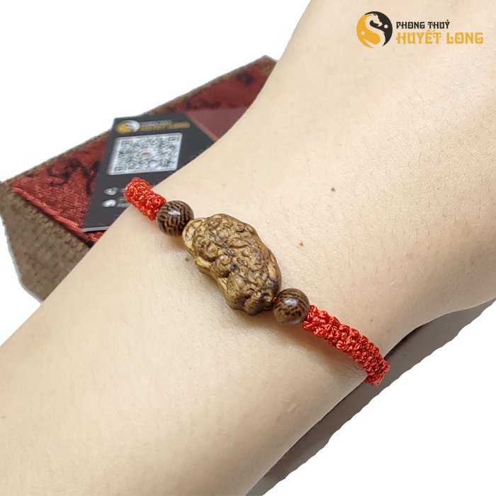 Vòng Chỉ Đỏ Mix Charm Hoa Sen, Tỳ Hưu, Thánh Giá Gỗ Trầm Hương Tự Nhiên Cho Cả Nam Và Nữ