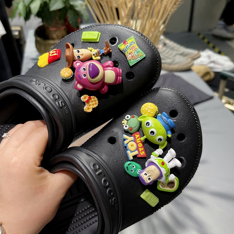 Buzz Lightyear sticker dép crocs charm crocs jibbitz để trang trí dép chữ h crocs dép lê dép tổ ong