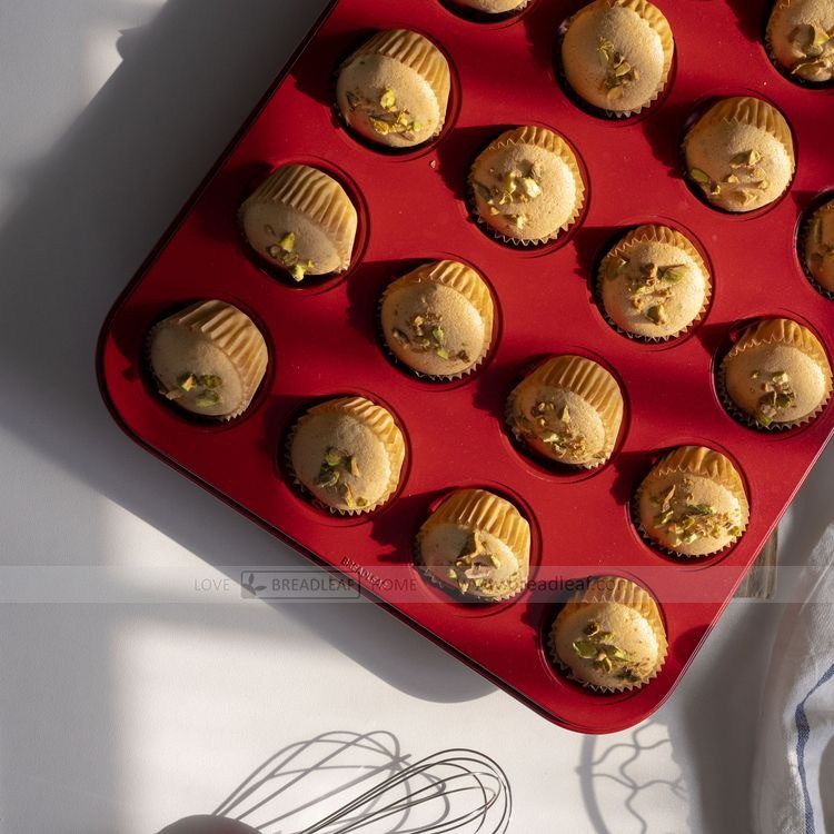 Khay Đỏ Cupcake 24 Ô Breadleaf 37.8 x 25.8cm