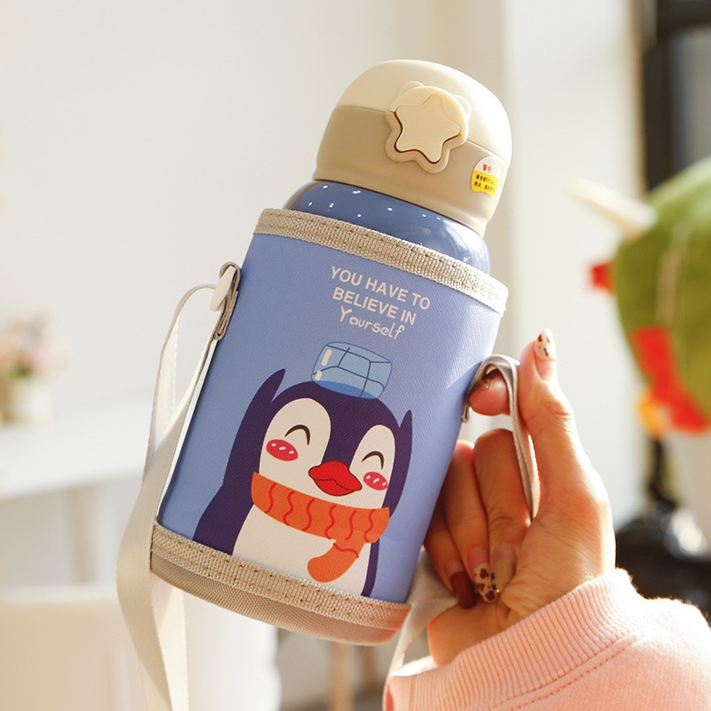 Bình nước giữ nhiệt trẻ em có túi đeo và hai nắp tiện dụng 600ml