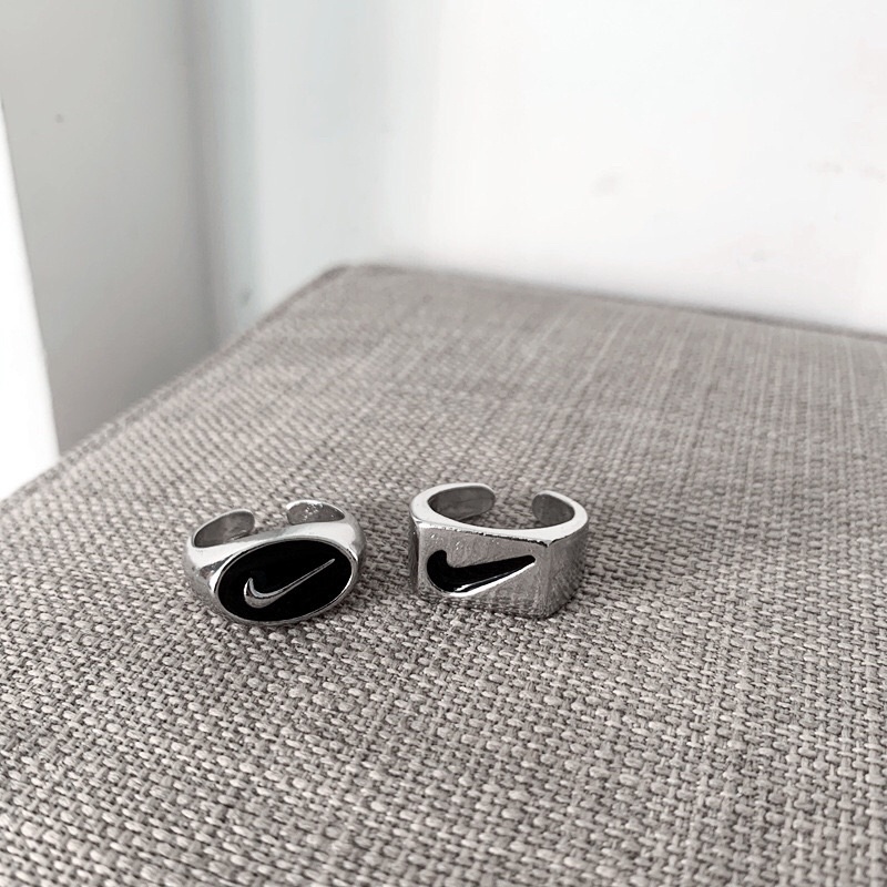 Set 2 Chiếc Nhẫn Hợp Kim Mặt Hình Biểu Tượng Ni.ke Độc Đáo