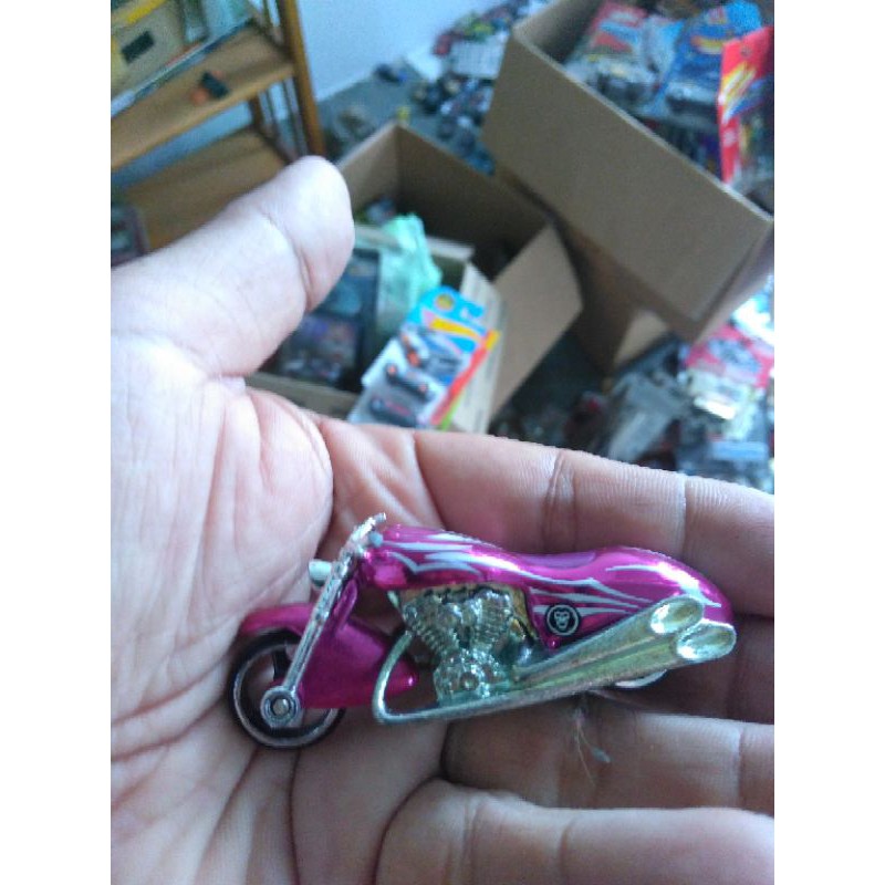 Xe Hotwheels Classics Motor Scooter hồng , xe đẹp như mới