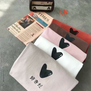 Áo phông thụng tim đen chữ Hàn