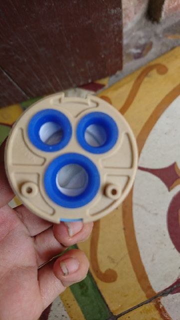 Óc sen 3 lỗ dùng cho củ vòi rửa mặt và củ sen tắm nóng lạnh