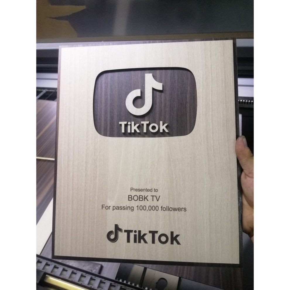 Nút bạc TikTok làm bằng gỗ , in khắc tên theo yêu cầu , dành cho những ai đạt 100.000 người theo dõi. livestream