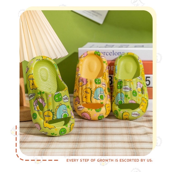 Dép lê quai ngang bánh mì trẻ em hoạ tiết khủng long bít mũi bảo vệ bàn chân bé mã DLC4