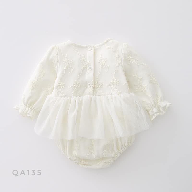 Body váy ren trắng dài tay kèm mũ - QA135