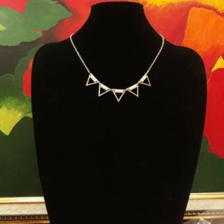 Set vòng cổ tam giác