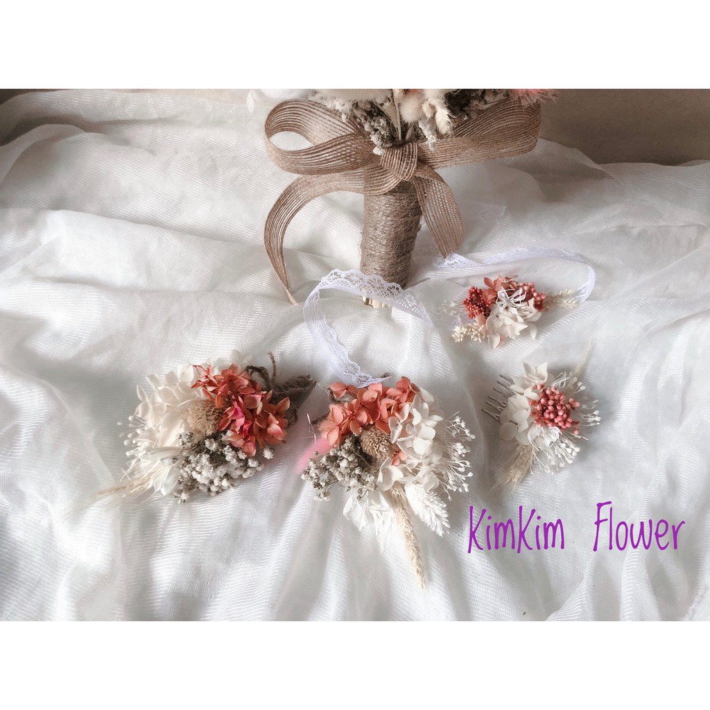 Hoa khô cài áo chú rể