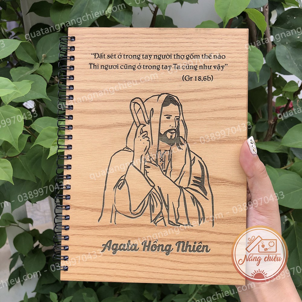 Sổ gỗ khắc hình chúa giêsu, Gáy lò xo, bìa gỗ cứng và giấy in dày dặn- Free thiết kế theo mẫu có sẵn , chất liệu an toàn