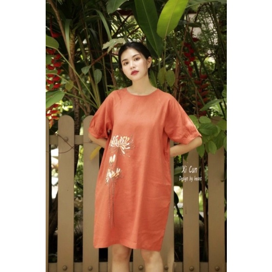 Đầm suông Linen Bột Premium thêu hoa dáng lửng tay bom