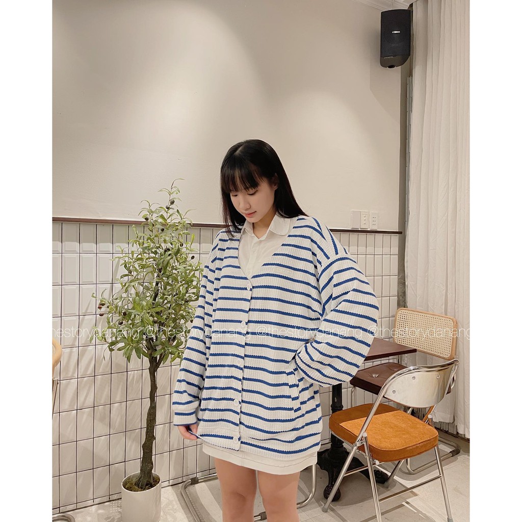[STORY MADE] [STR] [ẢNH THẬT SHOP CHỤP] Áo cardigan sọc vải rỗ logo su trong A1860