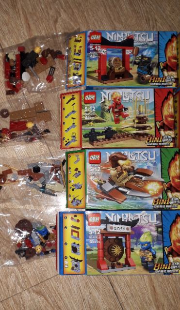 Lắp ráp 1 hộp LegoNinjutsu 99561 có trên 40 chi tiết bằng nhựa ABS