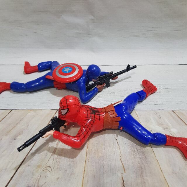 Siêu nhân Captain America bò bắn súng