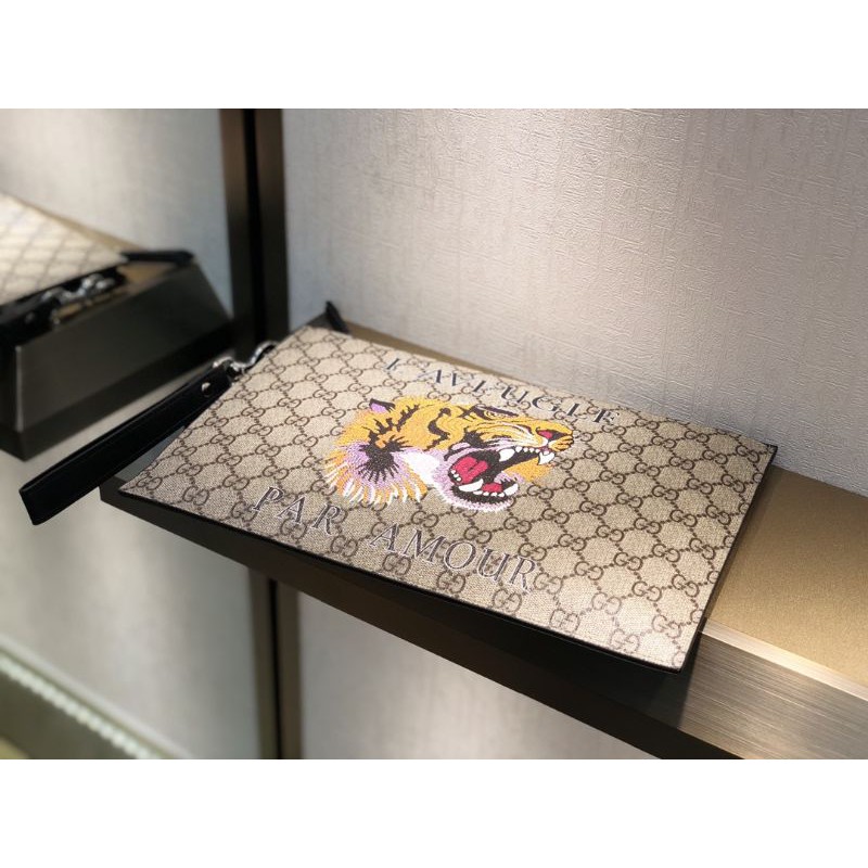 clutch cầm tay nam kéo khóa có quai cầm in họa tiết đầu hổ Gucci GC