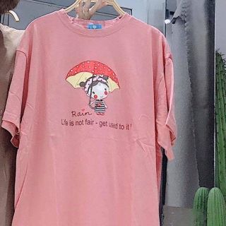 Áo phông thụng cô gái che ô