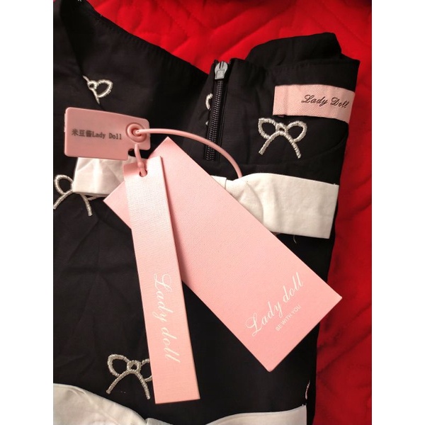 Áo crop top thêu mới nguyên tag