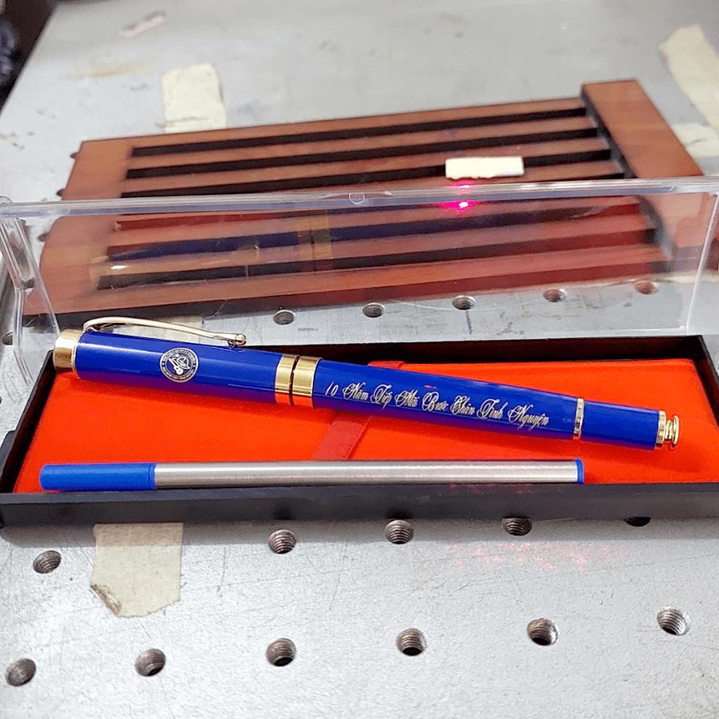 Bút Ký kim loại, Viết dạ bi mực gel  Quà Tặng Lưu Niệm 24, khắc Theo Yêu Cầu, tặng hộp mica + 1 ngòi bút