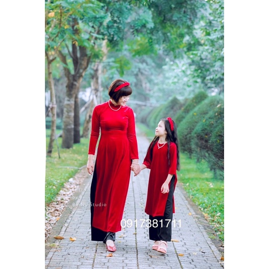 Áo dài nhung đỏ bé gái