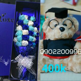 Gấu bông tốt nghiệp và hoa sáp