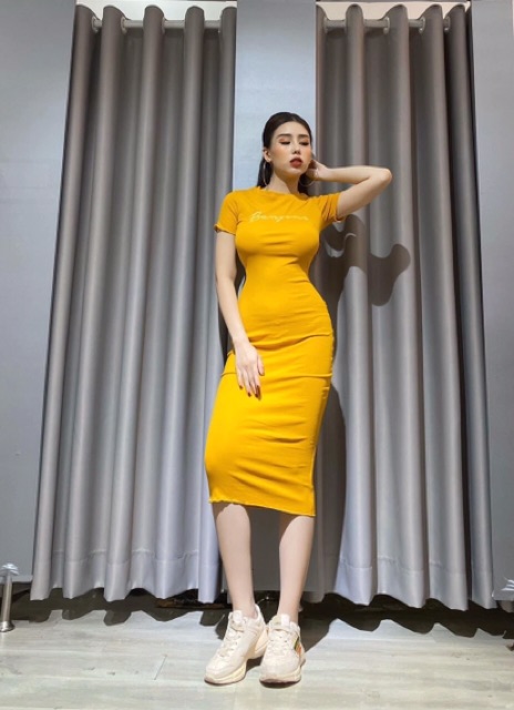 Đầm body in chữ