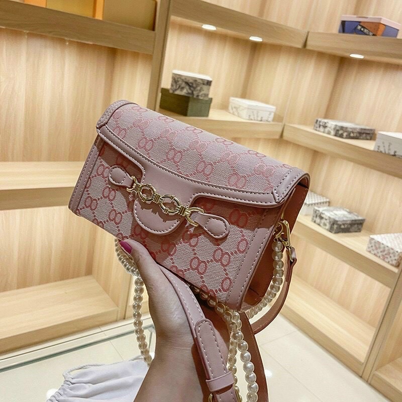 Túi đeo chéo dáng ngang nắp mỏ bản dây da và dây ngọc siêu sang cho nữ