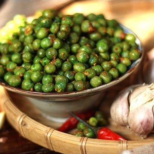 Đậu hà lan sấy giòn rang tỏi ớt  KIM LONG 90g