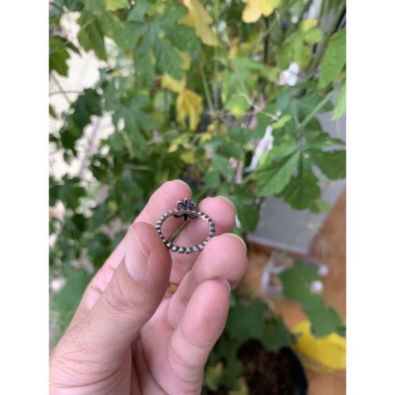 Nhẫn Chrome Heart size bé ngón út hoặc áp út.