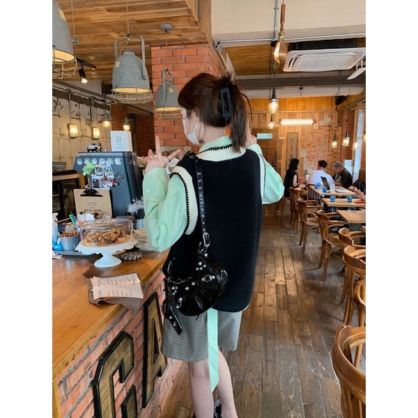 Áo Dệt Kim Sát Nách Cổ Chữ V Màu Đen Tương Phản Cho Nữ