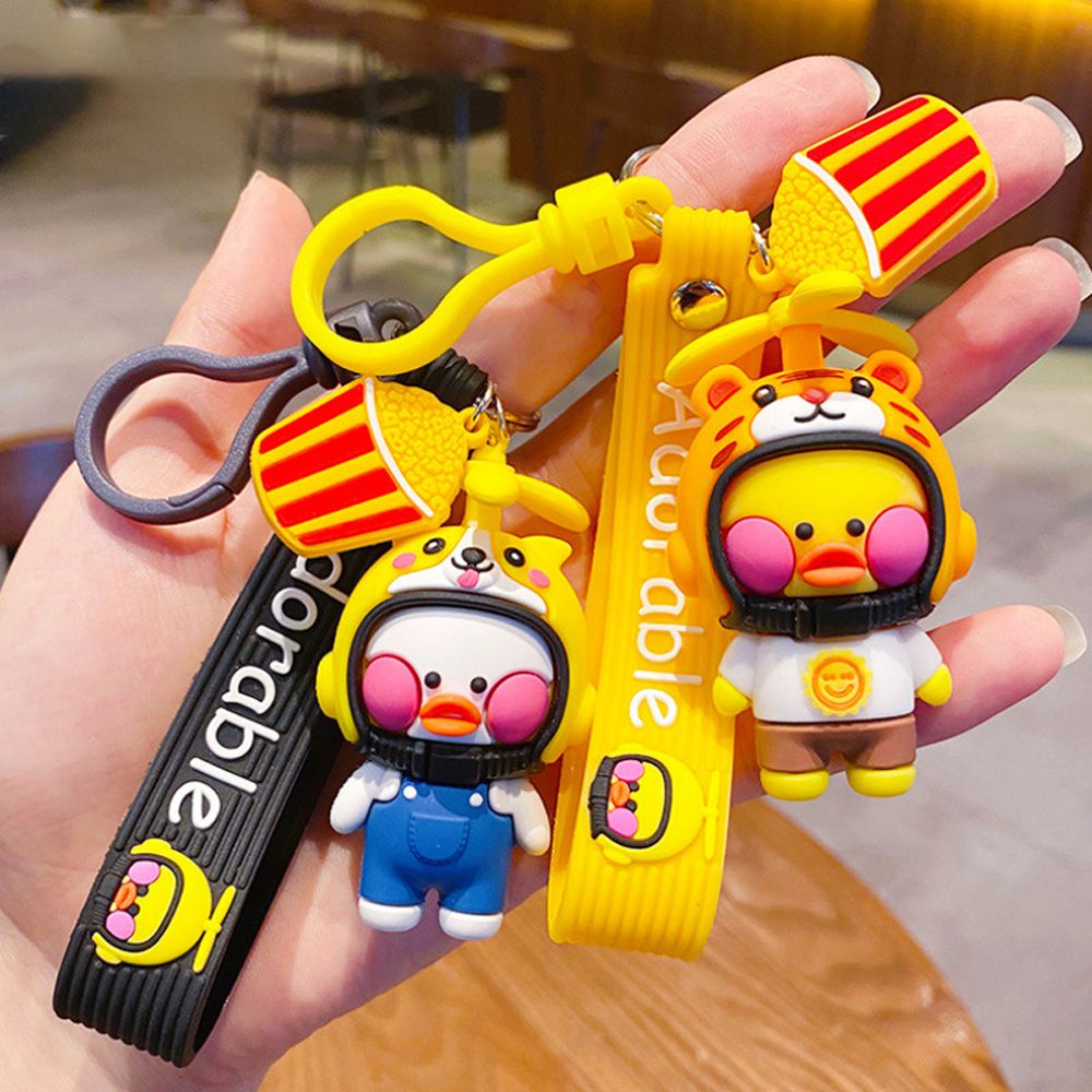 Móc khóa hình vịt con đội nón bảo hiểm xinh xắn