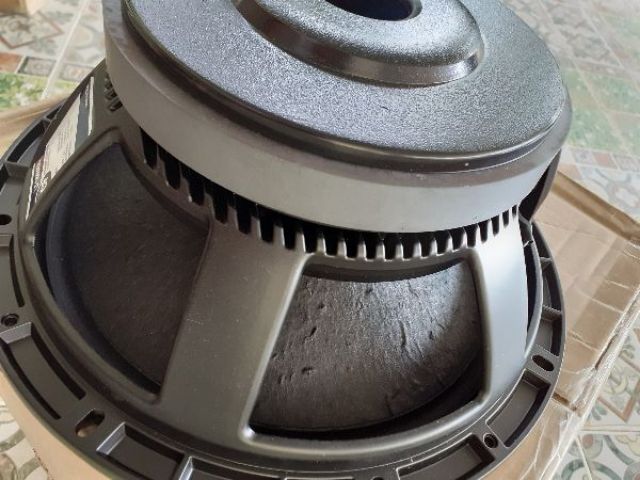 Một chiệc lao bass 30 rcf coil 75 từ 190 hàng loại 1