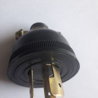 Rắc cắm ba chân máy phát điện