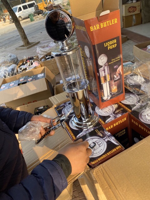 Bình rót rượu hình cây xăng cực chất. | BigBuy360 - bigbuy360.vn