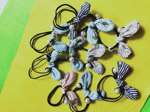 Combo 10 cột tóc tai thỏ mix hạt châu. Mẫu y hình nhe.. giá 65.000₫/10 cái. Hàng luôn có sẵn nha các bạn