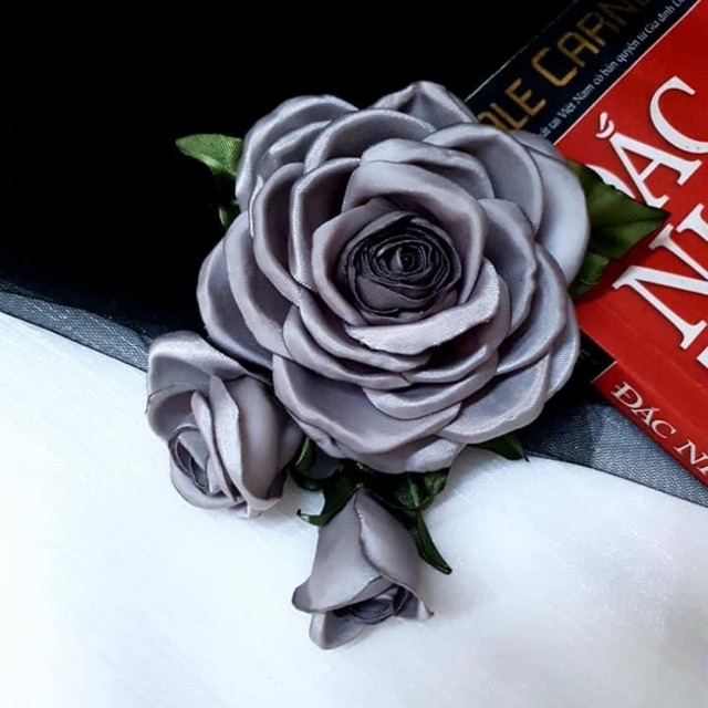 Cành hoa hồng cài áo handmade