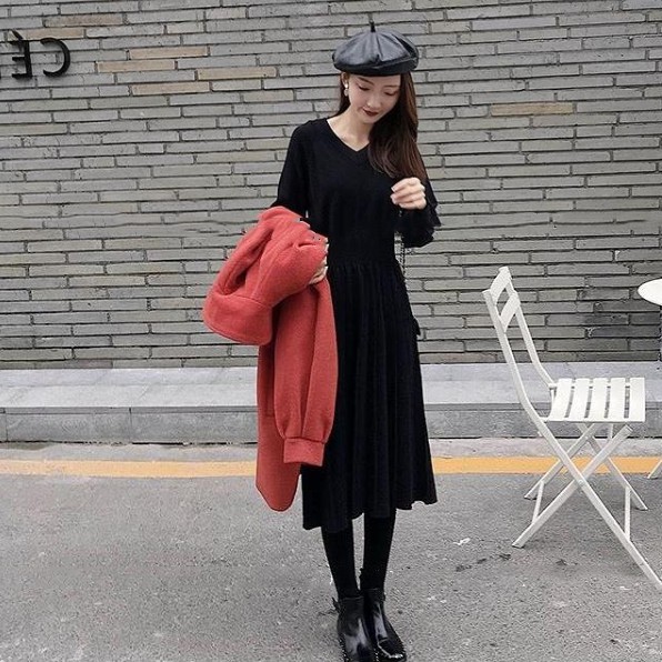 Long sleeve dress women's knitting dress new style in autumn and winter, waist style is slim, with over knee warm sweater and long skirt