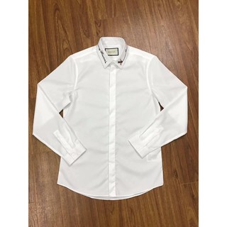 Áo sơ mi trắng họa tiết thêu ong ở cổ đẹp