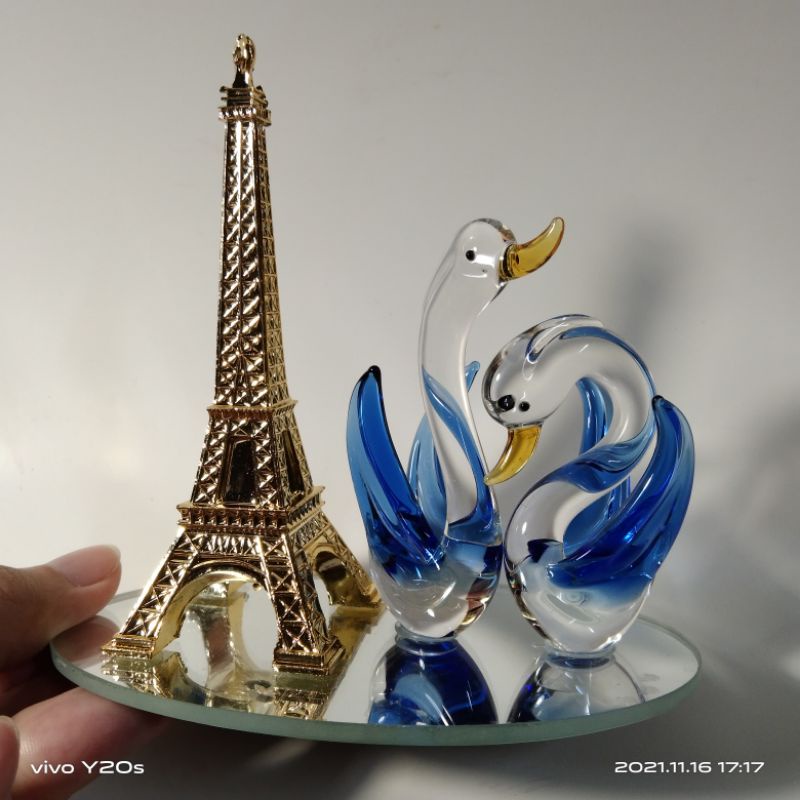 Mô hình thủy tinh thiên nga và tháp Effel trang trí tủ kính.
