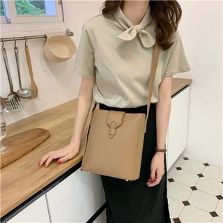 Túi đeo chéo nắp cài mũi tên p035.220