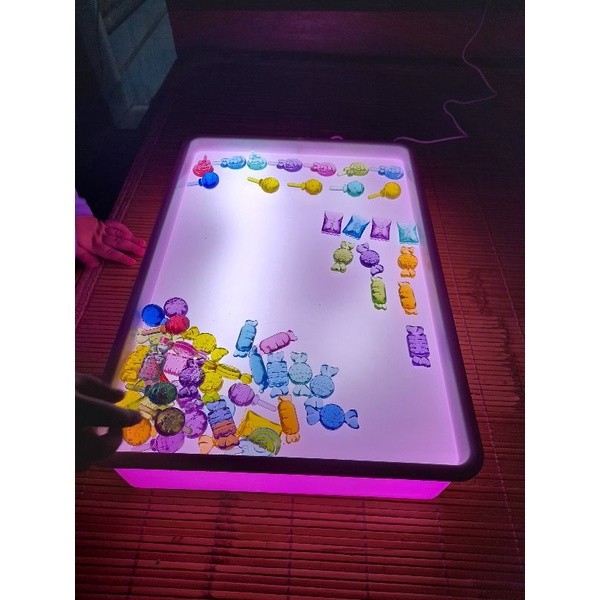 Bàn ánh sáng đồ chơi vận động tinh Montessori