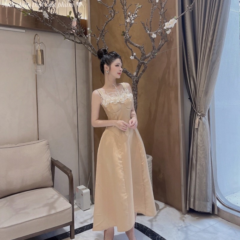 Váy 2 dây phối hoa lông vũ