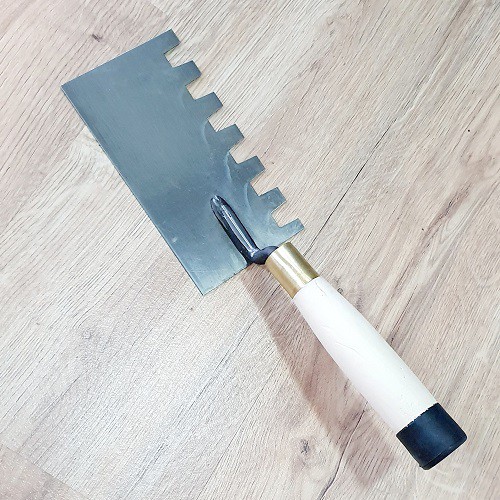 Bay Xây Vuông Lưỡi Thép 9x16,5cm Rãnh Răng Cưa Vuông Lớn15x15x10mm Cán Gỗ Đuôi Bọc Nhựa